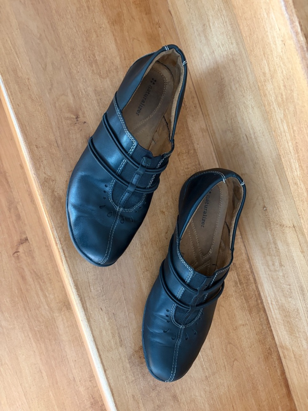 Naturalizer Nadan black slip on shoes.
Size 8